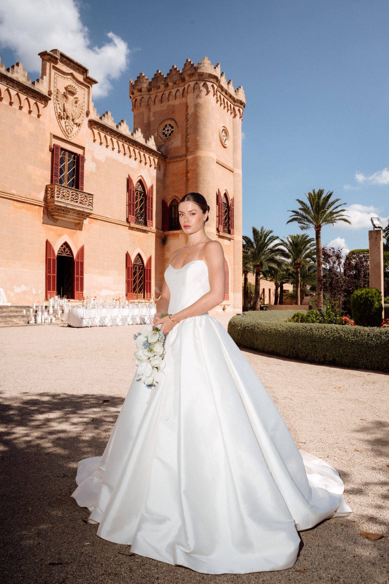 Braut vor dem Castillo de Bendinat, Hochzeitslocation auf Mallorca